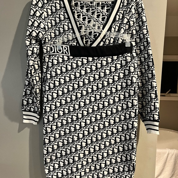 Dresses & Skirts - 2 piece sweater/pencil skirt CD.